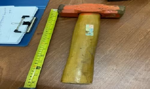 Chiếc búa đinh được bà H.M.N khai đã dùng đánh con trai tử vong. Ảnh: Công an cung cấp