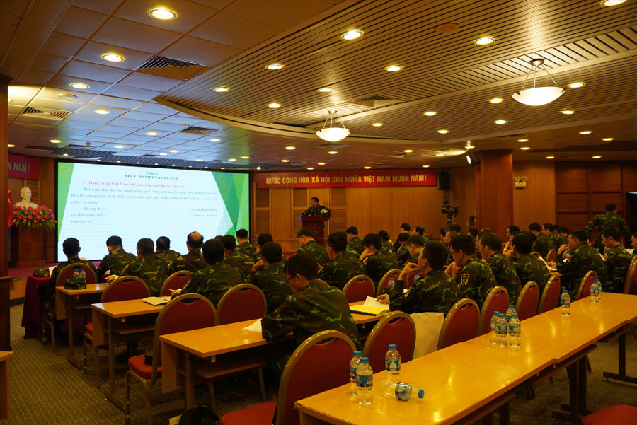 Lớp tập huấn cho các đăng kiểm viên quân đội. Ảnh: Vĩnh Hoàng