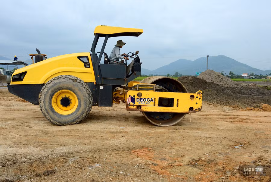 Triển khai thi công dự án cao tốc Quảng Ngãi - Hoài Nhơn đoạn qua huyện Mộ Đức. Ảnh: Ngọc Viên