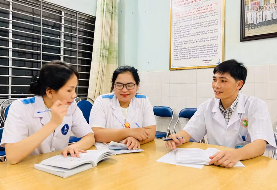 Bác sĩ Nguyễn Đình Nghĩa chia sẻ kinh nghiệm với các sinh viên thực tập. Ảnh: Minh Nhật Bác sĩ Nguyễn Đình Nghĩa chia sẻ kinh nghiệm với các sinh viên thực tập. Ảnh: Minh Nhật