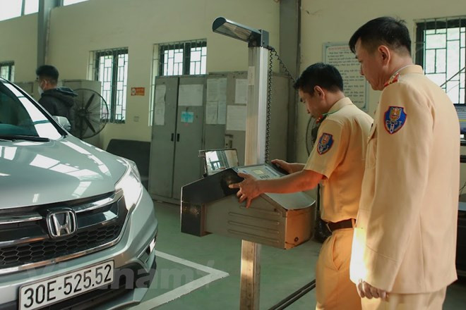 Số lượng phương tiện mới đến đăng ký mỗi ngày đều không giảm, điều này khiến các trung tâm đăng kiểm luôn hoạt động hết công suất nhiều ngày liền. Ảnh: Hoài Nam/Vietnam+ Số lượng phương tiện mới đến đăng ký mỗi ngày đều không giảm, điều này khiến các trung tâm đăng kiểm luôn hoạt động hết công suất nhiều ngày liền. Ảnh: Hoài Nam/Vietnam+