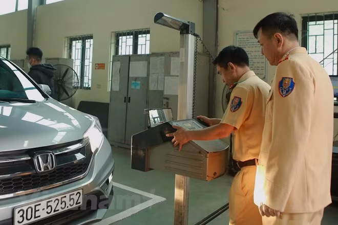 Số lượng phương tiện mới đến đăng ký mỗi ngày đều không giảm, điều này khiến các trung tâm đăng kiểm luôn hoạt động hết công suất nhiều ngày liền. Ảnh: Hoài Nam/Vietnam+