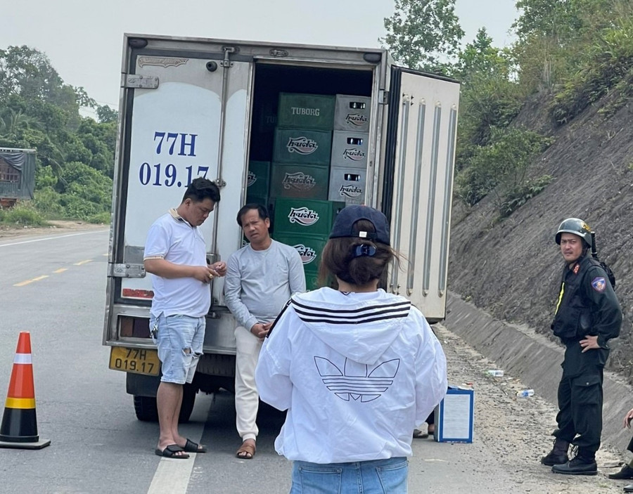 Công an Đà Nẵng phát hiện xe ôtô 77H-019.17 chở 20.000 gói thuốc lá ngoại nhập các loại không rõ nguồn gốc xuất xứ. Ảnh: Khánh Ngọc Công an Đà Nẵng phát hiện xe ôtô 77H-019.17 chở 20.000 gói thuốc lá ngoại nhập các loại không rõ nguồn gốc xuất xứ. Ảnh: Khánh Ngọc