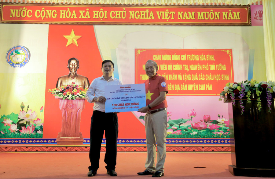 Nguyên Phó Thủ tướng Thường trực Trương Hòa Bình trao học bổng cho học sinh nghèo, học sinh dân tộc thiểu số huyện Chư Păh. Ảnh: Thúy Trinh