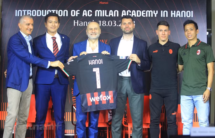 Học viện AC Milan Hà Nội được chính thức ra mắt bởi đại diện Câu lạc bộ AC Milan, lãnh đạo Đại sứ quán Italy tại Việt Nam. Ảnh: PV/Vietnam+ Học viện AC Milan Hà Nội được chính thức ra mắt bởi đại diện Câu lạc bộ AC Milan, lãnh đạo Đại sứ quán Italy tại Việt Nam. (Ảnh: PV/Vietnam+)