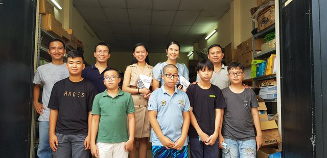 Hoa hậu Ngọc Hân (hàng sau, thứ hai từ phải sang) cùng các thành viên và tình nguyện viên TSNA