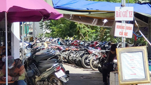 Sẽ sửa đổi hoặc thay thế quy định về giá trông giữ xe ở Lâm Đồng - Ảnh 3. Bãi giữ xe bên cạnh cầu thang xuống chợ Đà Lạt. Ảnh: GIA BÌNH
