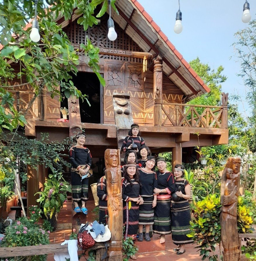 Du khách đến tham quan, trải nghiệm điểm Du lịch cộng đồng buôn Tơng Jú (TP.Buôn Ma Thuột, tỉnh Đắk Lắk). Ảnh: Tiến Thoại Du khách đến tham quan, trải nghiệm điểm Du lịch cộng đồng buôn Tơng Jú (TP.Buôn Ma Thuột, tỉnh Đắk Lắk). Ảnh: Tiến Thoại