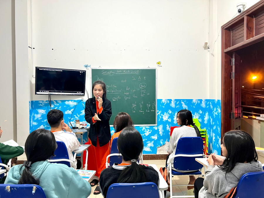 Một buổi học tiếng Anh miễn phí do cô Đỗ Thị Cẩm Ly phụ trách và giảng dạy. Ảnh: Phan Lài