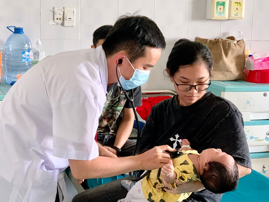 Bác sĩ Khoa Nội tổng hợp-Y học cổ truyền (Bệnh viện Nhi tỉnh) thăm khám cho bệnh nhi bị viêm phổi. Ảnh: Như Nguyện Bác sĩ Khoa Nội tổng hợp-Y học cổ truyền (Bệnh viện Nhi tỉnh) thăm khám cho bệnh nhi bị viêm phổi. Ảnh: Như Nguyện