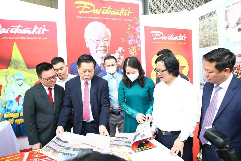 Trưởng Ban Tuyên giáo Trung ương Nguyễn Trọng Nghĩa, Tổng Biên tập Báo Nhân Dân Lê Quốc Minh, Phó Chủ tịch nước Võ Thị Ánh Xuân và các đại biểu tham quan gian trưng bày của Báo Đại đoàn kết tại Hội Báo toàn quốc 2022. Trưởng Ban Tuyên giáo Trung ương Nguyễn Trọng Nghĩa, Tổng Biên tập Báo Nhân Dân Lê Quốc Minh, Phó Chủ tịch nước Võ Thị Ánh Xuân và các đại biểu tham quan gian trưng bày của Báo Đại đoàn kết tại Hội Báo toàn quốc 2022.