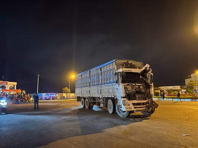 Phần đầu chiếc xe tải vỡ nát do va chạm với xe khách. Ảnh: Thanh Quân