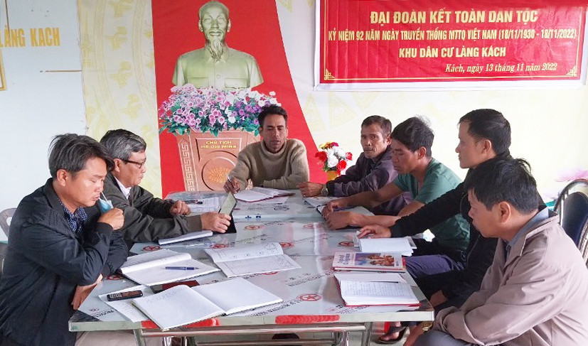 Buổi sinh hoạt thường kỳ tháng 3 của Chi bộ làng Kách. Ảnh: Phương Dung Buổi sinh hoạt thường kỳ tháng 3 của Chi bộ làng Kách. Ảnh: Phương Dung