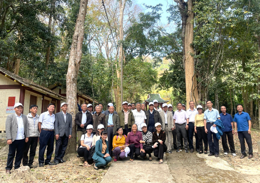 Đoàn tham quan của Thị ủy An Khê chụp hình lưu niệm tại Khu di tích lịch sử cách mạng của tỉnh. Ảnh: Ngọc Minh Đoàn tham quan của Thị ủy An Khê chụp hình lưu niệm tại Khu di tích lịch sử cách mạng của tỉnh. Ảnh: Ngọc Minh