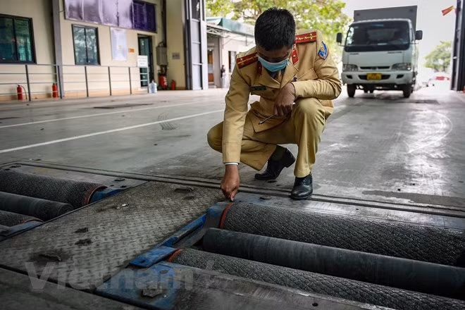 Các cán bộ được tăng cường là những người đã từng làm công tác đăng kiểm nên sẽ không có nhiều bỡ ngỡ. Ảnh: Hoài Nam/Vietnam+