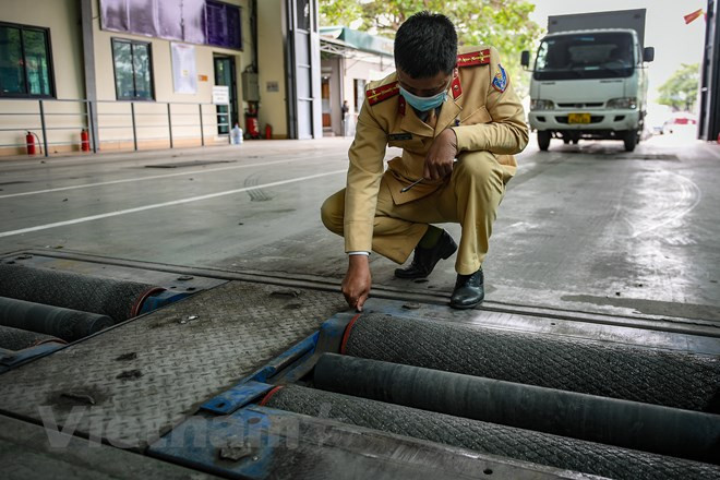 Các cán bộ được tăng cường là những người đã từng làm công tác đăng kiểm nên sẽ không có nhiều bỡ ngỡ. Ảnh: Hoài Nam/Vietnam+ Các cán bộ được tăng cường là những người đã từng làm công tác đăng kiểm nên sẽ không có nhiều bỡ ngỡ. Ảnh: Hoài Nam/Vietnam+