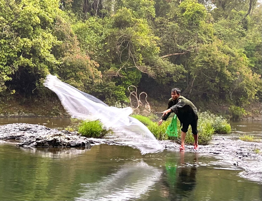 Anh Đinh Văn Thiêng-nhân viên Khu Bảo tồn thiên nhiên Kon Chư Răng ngoài việc giữ rừng, còn tham gia chở khách vào thác, phục vụ du khách món cá đặc sản từ thiên nhiên. Ảnh: Minh Nguyễn