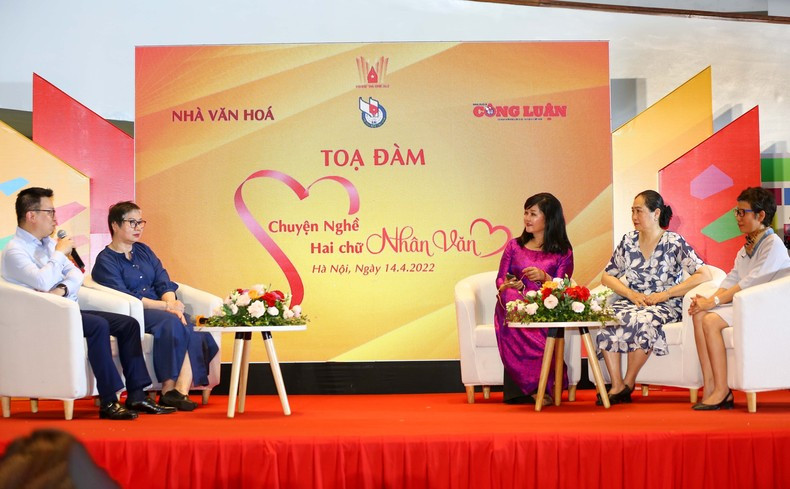 Tọa đàm "Chuyện nghề: Hai chữ nhân văn" tại Hội Báo toàn quốc năm 2022. Tọa đàm "Chuyện nghề: Hai chữ nhân văn" tại Hội Báo toàn quốc năm 2022.