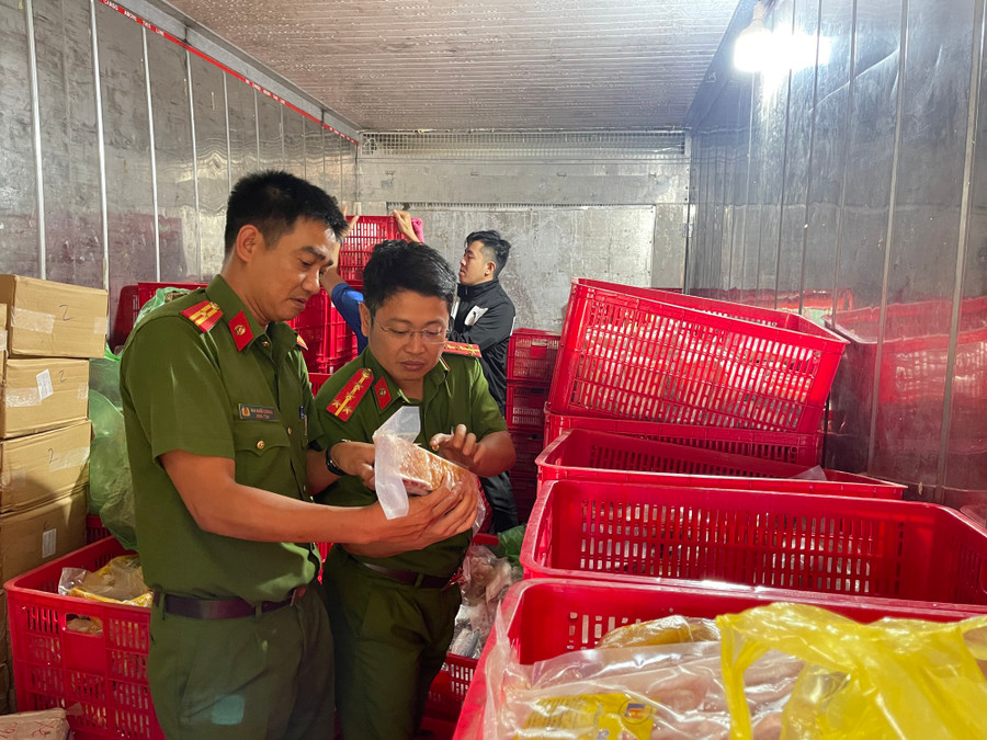 Số thực phẩm đông lạnh được chủ cơ sở nhập từ nhiều nơi và bán sỉ, lẻ tại nhà, bán online cho các huyện trên địa bàn tỉnh Đắk Lắk và một số tỉnh lân cận. Số thực phẩm đông lạnh được chủ cơ sở nhập từ nhiều nơi và bán sỉ, lẻ tại nhà, bán online cho các huyện trên địa bàn tỉnh Đắk Lắk và một số tỉnh lân cận.