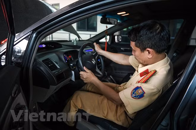 Lực lượng Cảnh sát giao thông đã được tập huấn, cấp thẻ đăng kiểm viên tập trung vào các hạng mục phù hợp trong 37 hạng mục đăng kiểm. Ảnh: Hoài Nam/Vietnam+