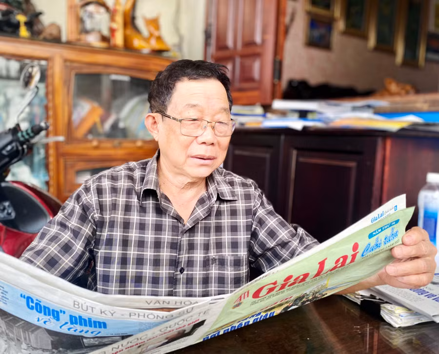 Ông Đỗ Ngọc Thạch (tổ 8, phường Hoa Lư, TP. Pleiku) đặc biệt yêu thích tờ Gia Lai cuối tuần. Ảnh: Mộc Trà