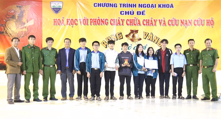 Ban tổ chức trao giải cho đội đạt thành tích cao tại chương trình Hóa học với PCCC và CNCH-Rung chuông vàng. Ảnh: Hữu Trường