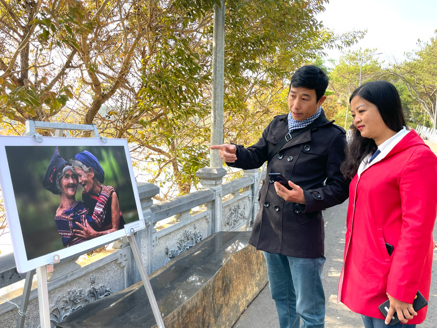 Đưa tác phẩm nghệ thuật đến gần hơn với công chúng luôn là mong mỏi của các nghệ sĩ. Ảnh: Phương Duyên Đưa tác phẩm nghệ thuật đến gần hơn với công chúng luôn là mong mỏi của các nghệ sĩ. Ảnh: Phương Duyên
