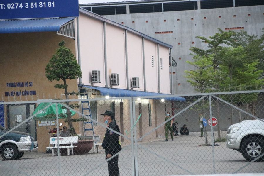 Lực lượng chức năng khám xét thu thập hồ sơ, tài liệu. Ảnh: Đình Trọng Lực lượng chức năng khám xét thu thập hồ sơ, tài liệu. Ảnh: Đình Trọng