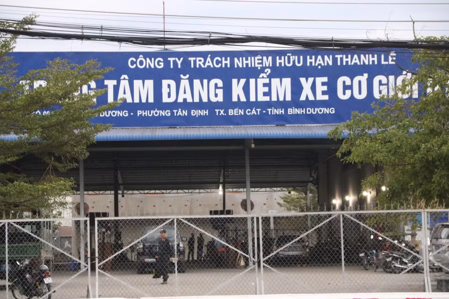 Tạm giam 2 Phó giám đốc và 2 đăng kiểm viên ở Bình Dương để điều tra hành vi nhận hối lộ. Ảnh: Đình Trọng Tạm giam 2 Phó giám đốc và 2 đăng kiểm viên ở Bình Dương để điều tra hành vi nhận hối lộ. Ảnh: Đình Trọng