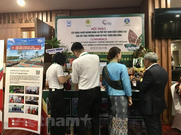 Các đối tác tham quan tìm kiếm cơ hội hợp tác tại các gian hàng giới thiệu doanh nghiệp tại Hội thảo. Ảnh: Vietnam+