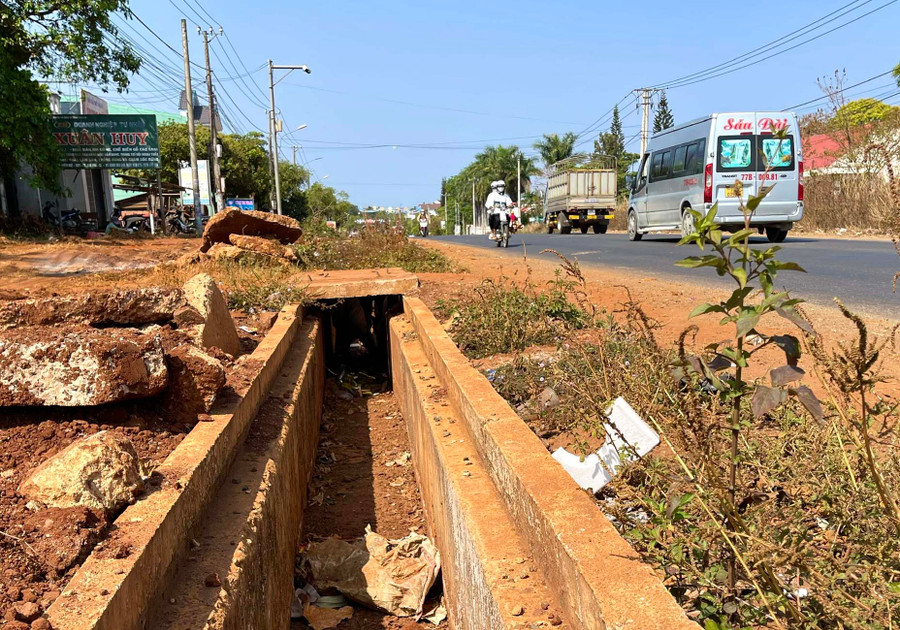 Nhiều đoạn cống trên tuyến quốc lộ 19-đoạn qua xã Kdang thi công kiểu cầm chừng, nhiều chỗ không có nắp đậy gây nguy hiểm cho người đi đường. Ảnh: Minh Nguyễn Nhiều đoạn cống trên tuyến quốc lộ 19-đoạn qua xã Kdang thi công kiểu cầm chừng, nhiều chỗ không có nắp đậy gây nguy hiểm cho người đi đường. Ảnh: Minh Nguyễn