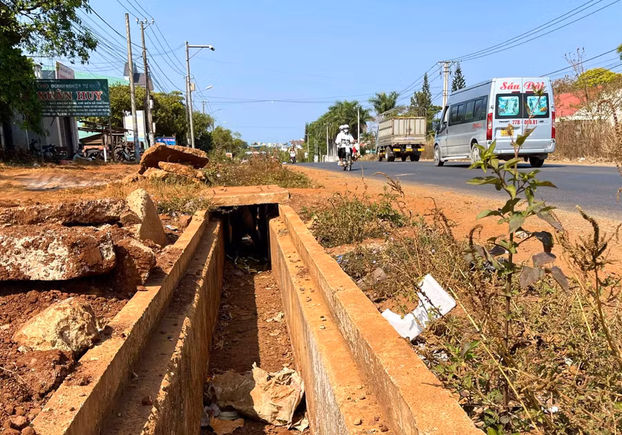 Nhiều đoạn cống trên tuyến quốc lộ 19-đoạn qua xã Kdang thi công kiểu cầm chừng, nhiều chỗ không có nắp đậy gây nguy hiểm cho người đi đường. Ảnh: Minh Nguyễn