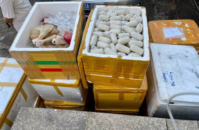 Phát hiện xe tải chở gần 1 tấn thực phẩm không rõ nguồn gốc - Ảnh 2. Tài xế khai nhận chở số thực phẩm từ TP HCM ra TP Đà Nẵng tiêu thụ