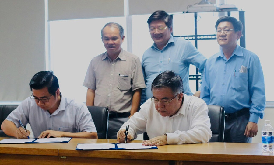 Phân hiệu Trường Đại học Nông lâm TP. Hồ Chí Minh tại Gia Lai ký kết hợp đồng nguyên tắc về đào tạo nguồn nhân lực cho Công ty Cổ phần Hoàng Anh Gia Lai. Ảnh: Đinh Yến Phân hiệu Trường Đại học Nông lâm TP. Hồ Chí Minh tại Gia Lai ký kết hợp đồng nguyên tắc về đào tạo nguồn nhân lực cho Công ty Cổ phần Hoàng Anh Gia Lai. Ảnh: Đinh Yến