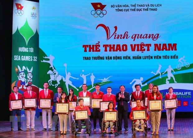 Trao bằng khen cho các huấn luyện viên, vận động viên tiêu biểu và huấn luyện viên, vận động viên người khuyết tật xuất sắc toàn quốc năm 2022. Ảnh: Tuấn Đức/TTXVN Trao bằng khen cho các huấn luyện viên, vận động viên tiêu biểu và huấn luyện viên, vận động viên người khuyết tật xuất sắc toàn quốc năm 2022. Ảnh: Tuấn Đức/TTXVN