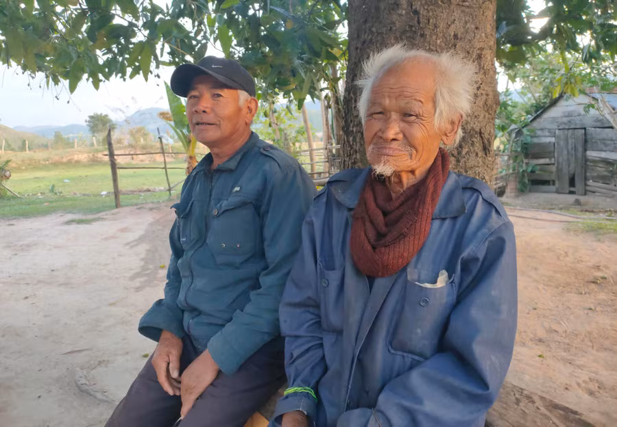 Ông La O Loan (bìa phải) và con trai. Ảnh: Ngọc Tấn