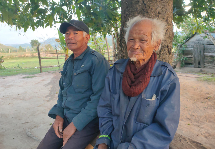 Ông La O Loan (bìa phải) và con trai. Ảnh: Ngọc Tấn