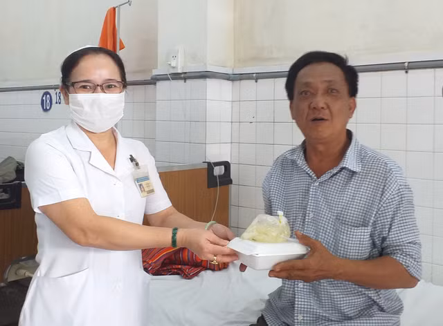 Dĩa cơm biết... hát - Ảnh 1. Bệnh nhân nghèo được nhận suất ăn miễn phí nhờ bác sĩ đi hát gây quỹ. Ảnh: Quang Viên