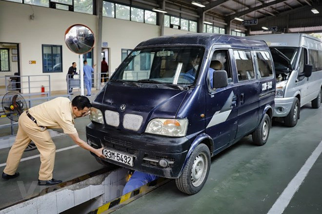Để giải quyết căn cơ việc thiếu hụt nhân sự, Cục Đăng kiểm Việt Nam đang nhanh chóng, khẩn trương triển khai các kỳ thi sát hạch đăng kiểm viên để sớm có nhân lực phân công về các đơn vị đăng kiểm nhận nhiệm vụ. Ảnh: Hoài Nam/Vietnam+ Để giải quyết căn cơ việc thiếu hụt nhân sự, Cục Đăng kiểm Việt Nam đang nhanh chóng, khẩn trương triển khai các kỳ thi sát hạch đăng kiểm viên để sớm có nhân lực phân công về các đơn vị đăng kiểm nhận nhiệm vụ. Ảnh: Hoài Nam/Vietnam+