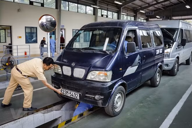 Để giải quyết căn cơ việc thiếu hụt nhân sự, Cục Đăng kiểm Việt Nam đang nhanh chóng, khẩn trương triển khai các kỳ thi sát hạch đăng kiểm viên để sớm có nhân lực phân công về các đơn vị đăng kiểm nhận nhiệm vụ. Ảnh: Hoài Nam/Vietnam+