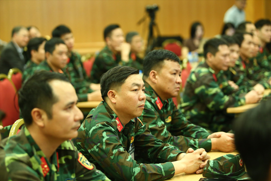 Các đăng kiểm viên quân đội. Ảnh: Vĩnh Hoàng