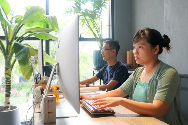 Nữ kiến trúc sư Trần Thị Phương Lan (con gái liệt sĩ Trần Văn Phòng) và chồng đang làm việc tại nhà riêng ở TP.HCM. Ảnh: Phương Nam