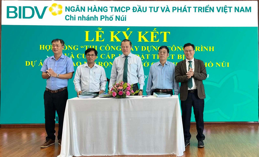 Lãnh đạo BIDV Phố Núi ký kết hợp đồng thi công Dự án cải tạo mở rộng trụ sở làm việc với đơn vị nhà thầu. Ảnh: Ngọc Anh