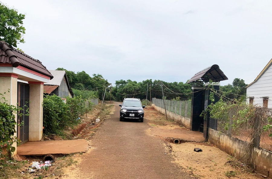 Hệ thống đường giao thông ở làng Dăng (xã Ia O) được bê tông hóa và nhựa hóa giúp người dân đi lại dễ dàng. Ảnh: Lê Nam Hệ thống đường giao thông ở làng Dăng (xã Ia O) được bê tông hóa và nhựa hóa giúp người dân đi lại dễ dàng. Ảnh: Lê Nam