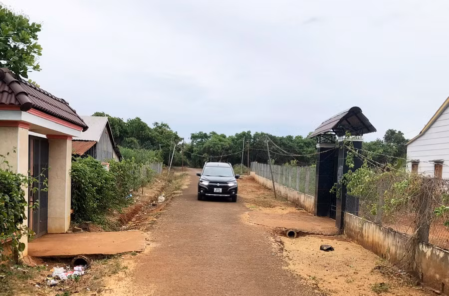 Hệ thống đường giao thông ở làng Dăng (xã Ia O) được bê tông hóa và nhựa hóa giúp người dân đi lại dễ dàng. Ảnh: Lê Nam