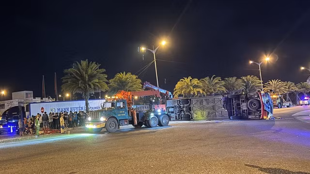 Vụ tai nạn giao thông va chạm giữa xe tải và xe khách xảy ra tại TP.Quy Nhơn (Bình Định) vào tối 15.3. Ảnh: Hoàng Sa