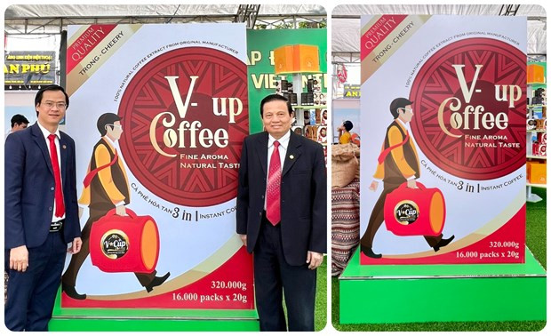 Đại diện Tổ chức Kỷ lục Việt Nam cùng Hộp cà phê hòa tan lớn nhất Việt Nam. Nguồn: kyluc.vn Đại diện Tổ chức Kỷ lục Việt Nam cùng Hộp cà phê hòa tan lớn nhất Việt Nam. Nguồn: kyluc.vn