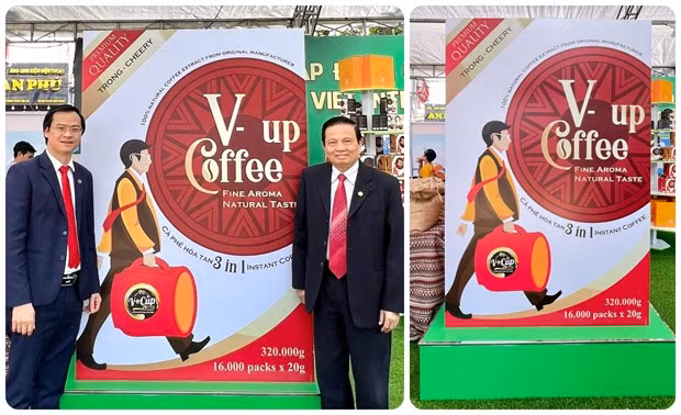 Đại diện Tổ chức Kỷ lục Việt Nam cùng Hộp cà phê hòa tan lớn nhất Việt Nam. Nguồn: kyluc.vn