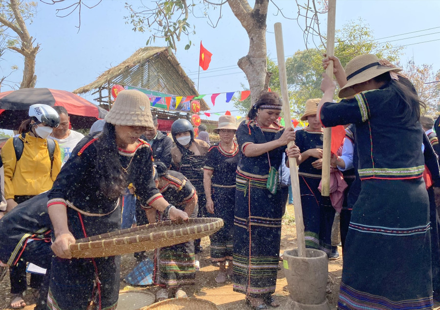 Người Ê Đê chế biến các món ăn truyền thống. Ảnh: Phan Tuấn Người Ê Đê chế biến các món ăn truyền thống. Ảnh: Phan Tuấn