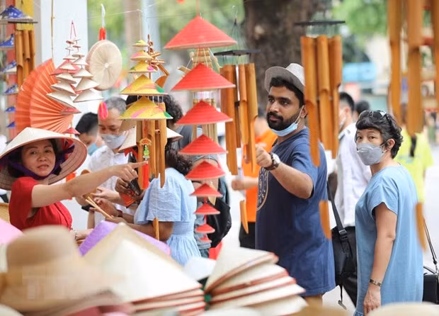 Du khách quốc tế đến Việt Nam sau thời điểm mở cửa du lịch 15/3/2022. Ảnh: TTXVN/Vietnam+ Du khách quốc tế đến Việt Nam sau thời điểm mở cửa du lịch 15/3/2022. Ảnh: TTXVN/Vietnam+